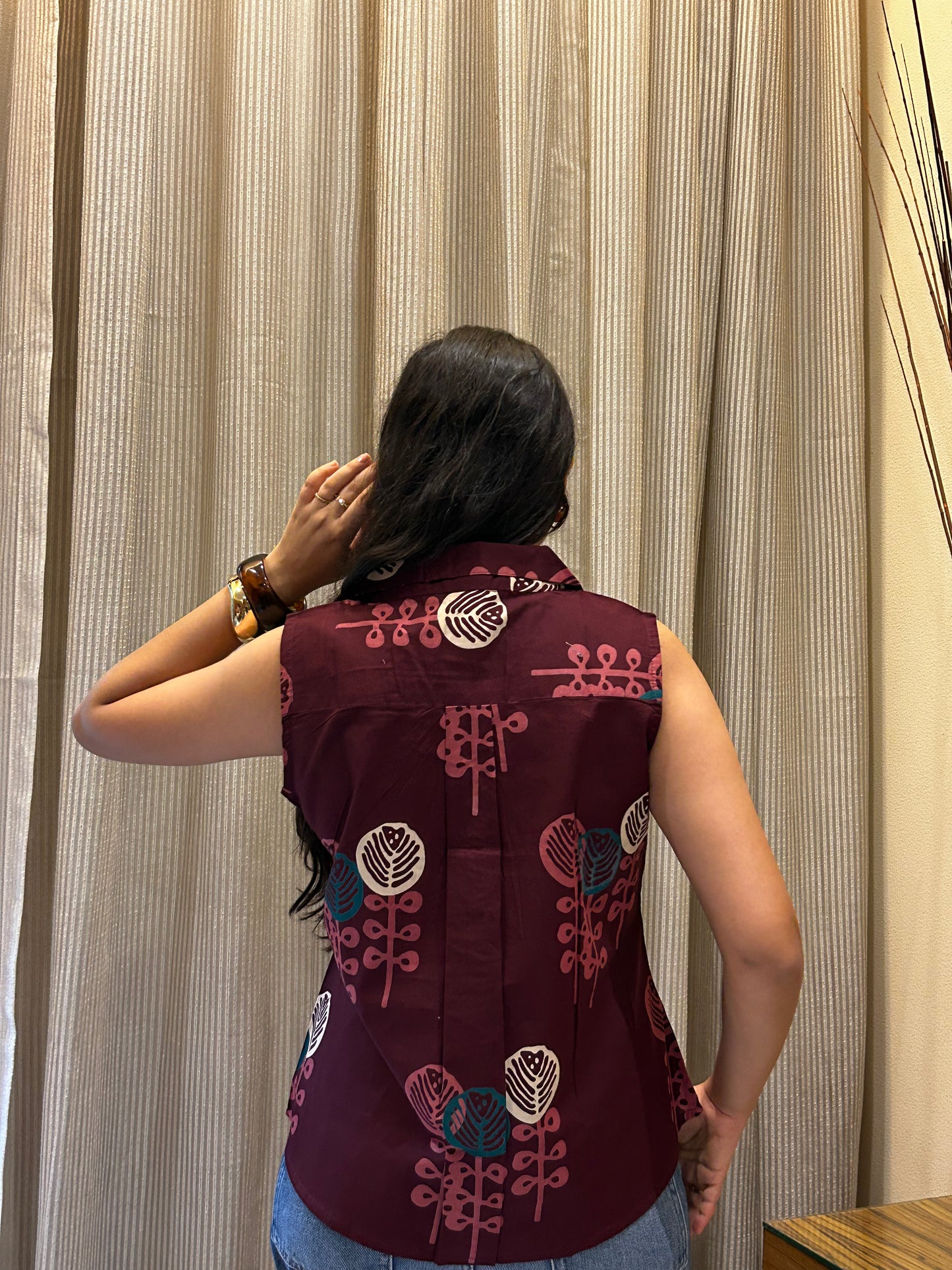 Choti choti batein: Bin bole sleeveless collar top