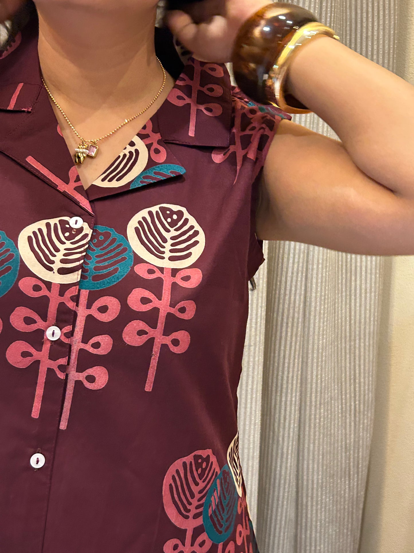 Choti choti batein: Bin bole sleeveless collar top